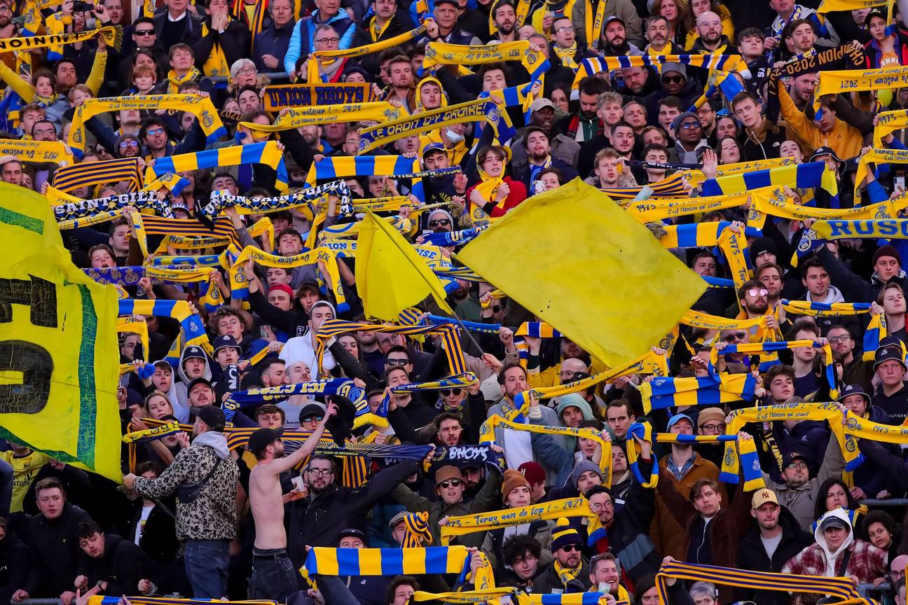 26 februari 2022: supporters van voetbalclub Union Saint-Gilloise in het Joseph Marienstadion tijdens de thuiswedstrijd tegen KAS Eupen