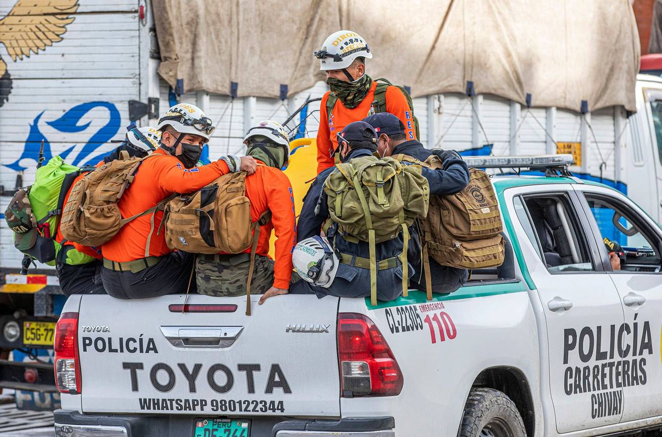 18 februari 2022: een team van de bergpolitie verlaat Cabanaconde in Peru, op zoek naar de verdwenen Brusselse rugzaktoeriste Natacha de Crombrugghe