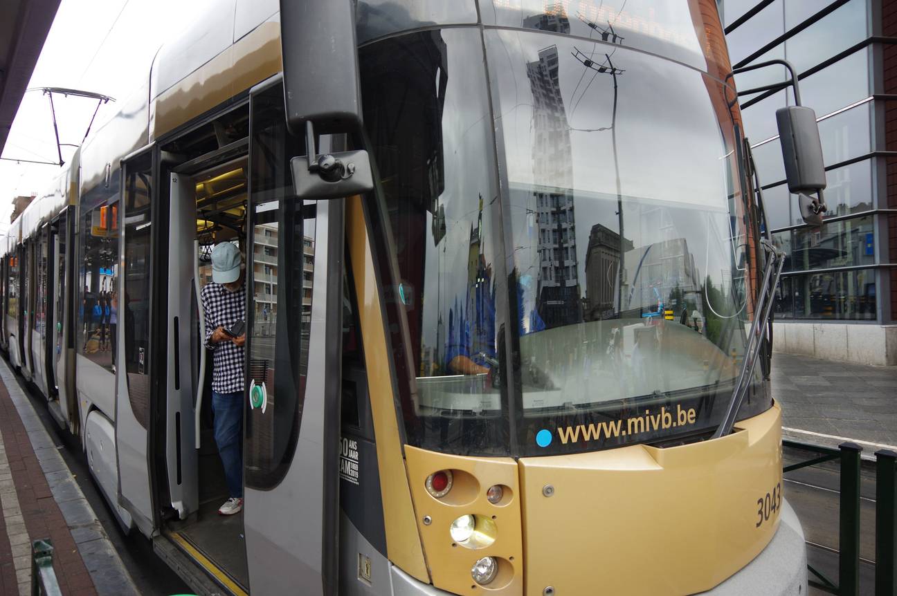 Tram 82 richting Drogenbos aan de MIVB-tramhalte aan het Westation