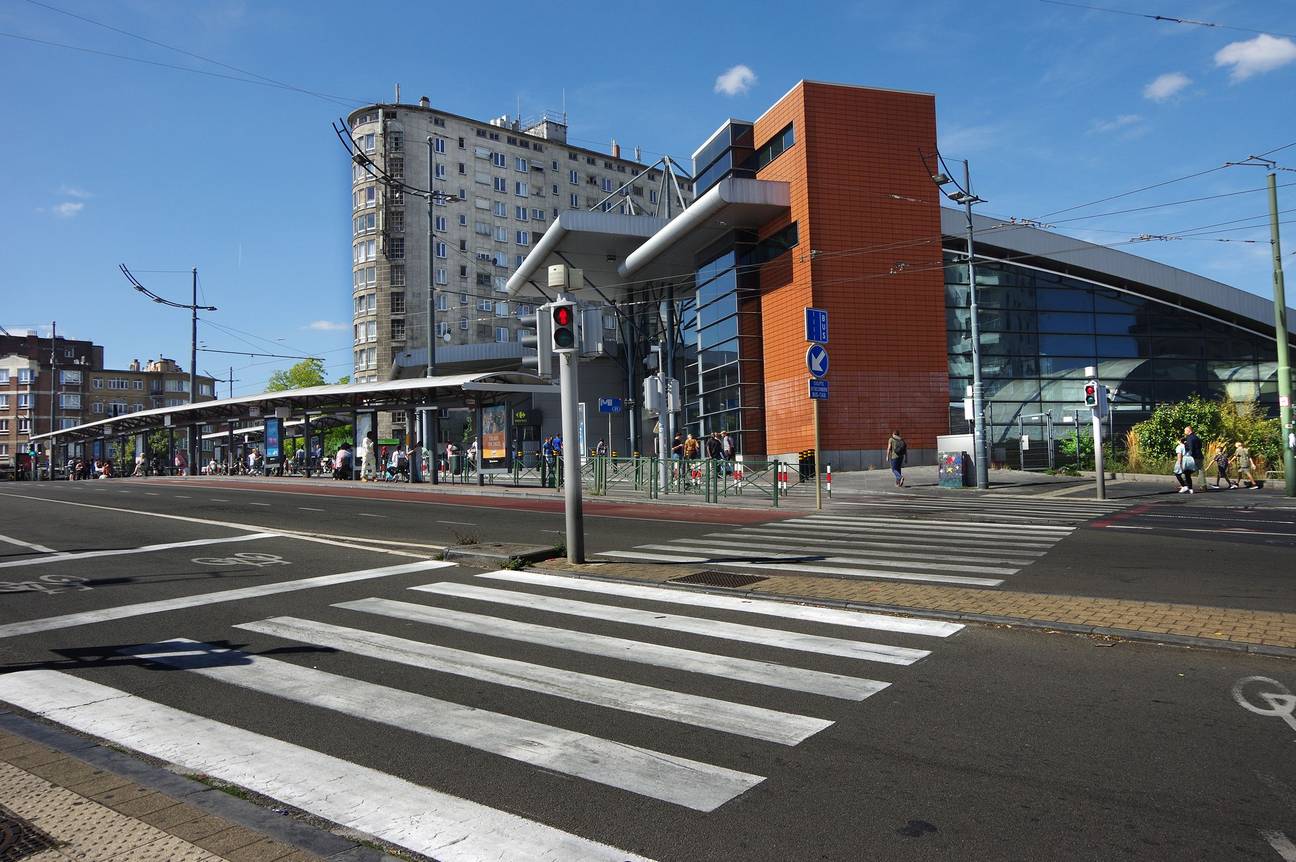 De Ninoofsesteenweg aan het Weststation met daarachter de sociale woonblokken van Cité Machtens uit 1953