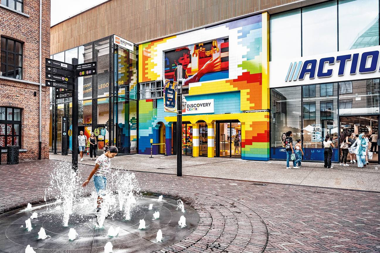 Bruzz 1811 Docks Brussel Lego en Action naast elkaar