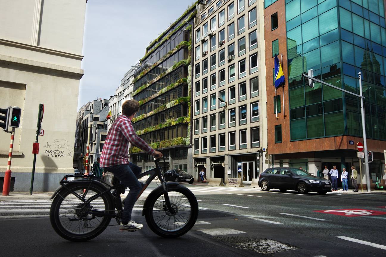 De groengevel van de Franse botanicus en groenkunstenaar Patrick Blanc in de Belliardstraat 14. Hier is vandaag het Federaal Planbureau gevestigd. Een fietser steekt over