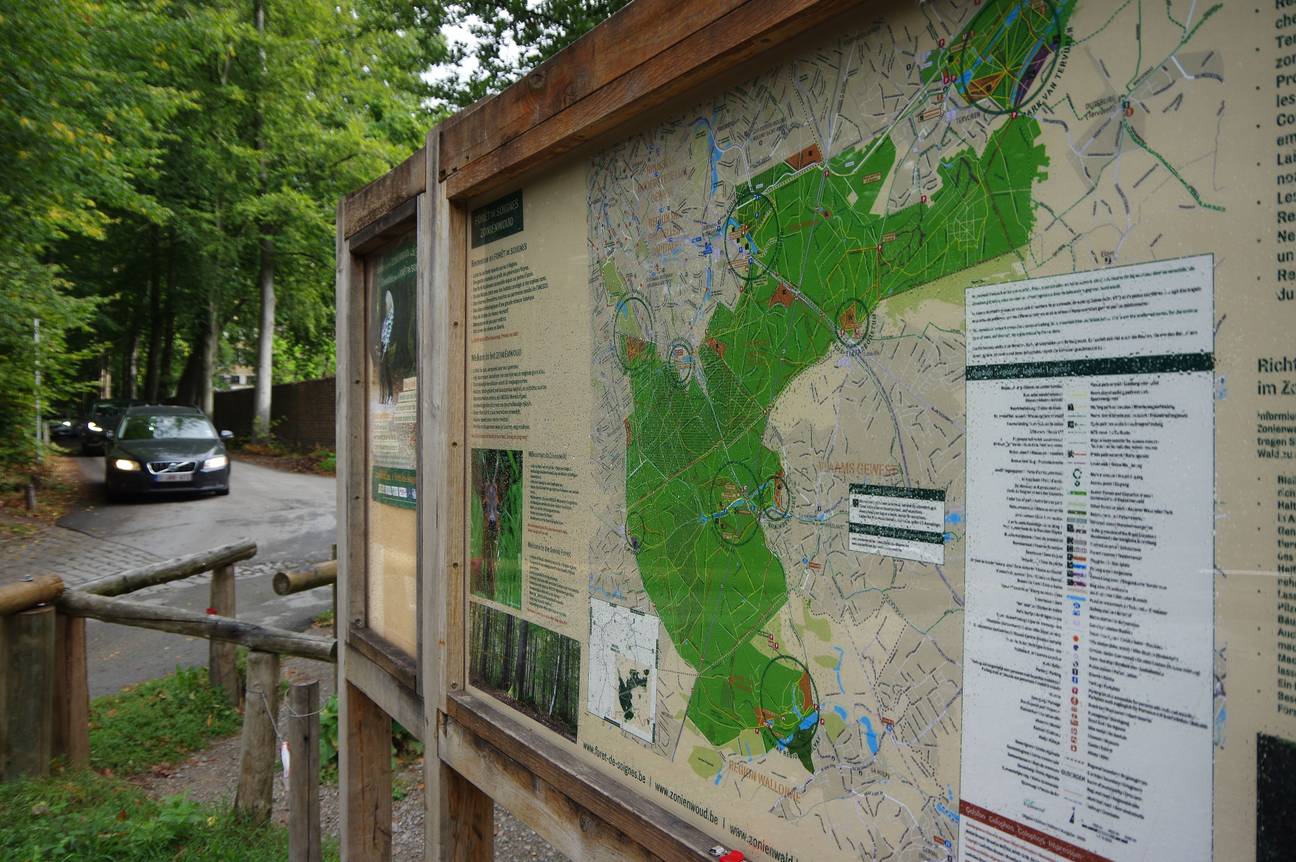 Informatiebord met plattegrond op de autoparking aan de rand van het Zoniënwoud, bij de Rooseveltlaan en tramhalte Lieveheersbeestjes