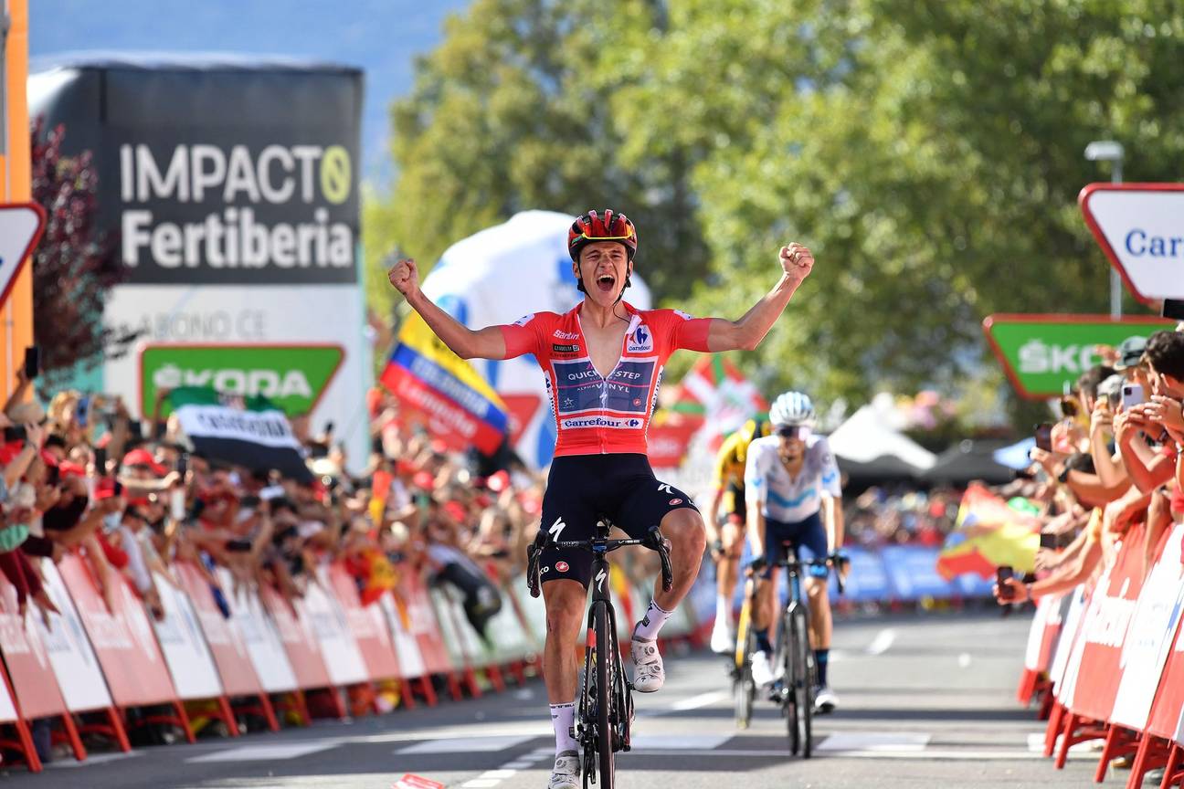 Remco Evenepoel (Team Quick-Step Alpha Vinyl) wint de 18de rit in de 77ste La Vuelta ciclista a España van Trujillo naar Alto del Piornal in de rode leiderstrui