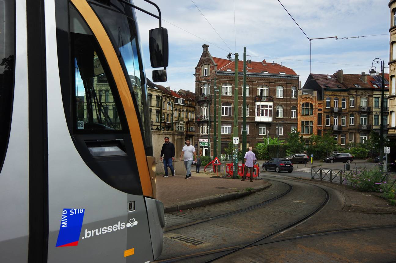 13 september 2022: een tram houdt halt aan het Verboekhovenplein in Schaarbeek, beter gekend als 'De Berenkuil.'