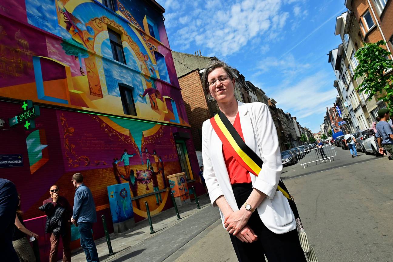 17 mei 2022: inhuldiging van een muusrchildering tegen discriminatie in Molenbeek door burgemeester Catherine Moureaux.