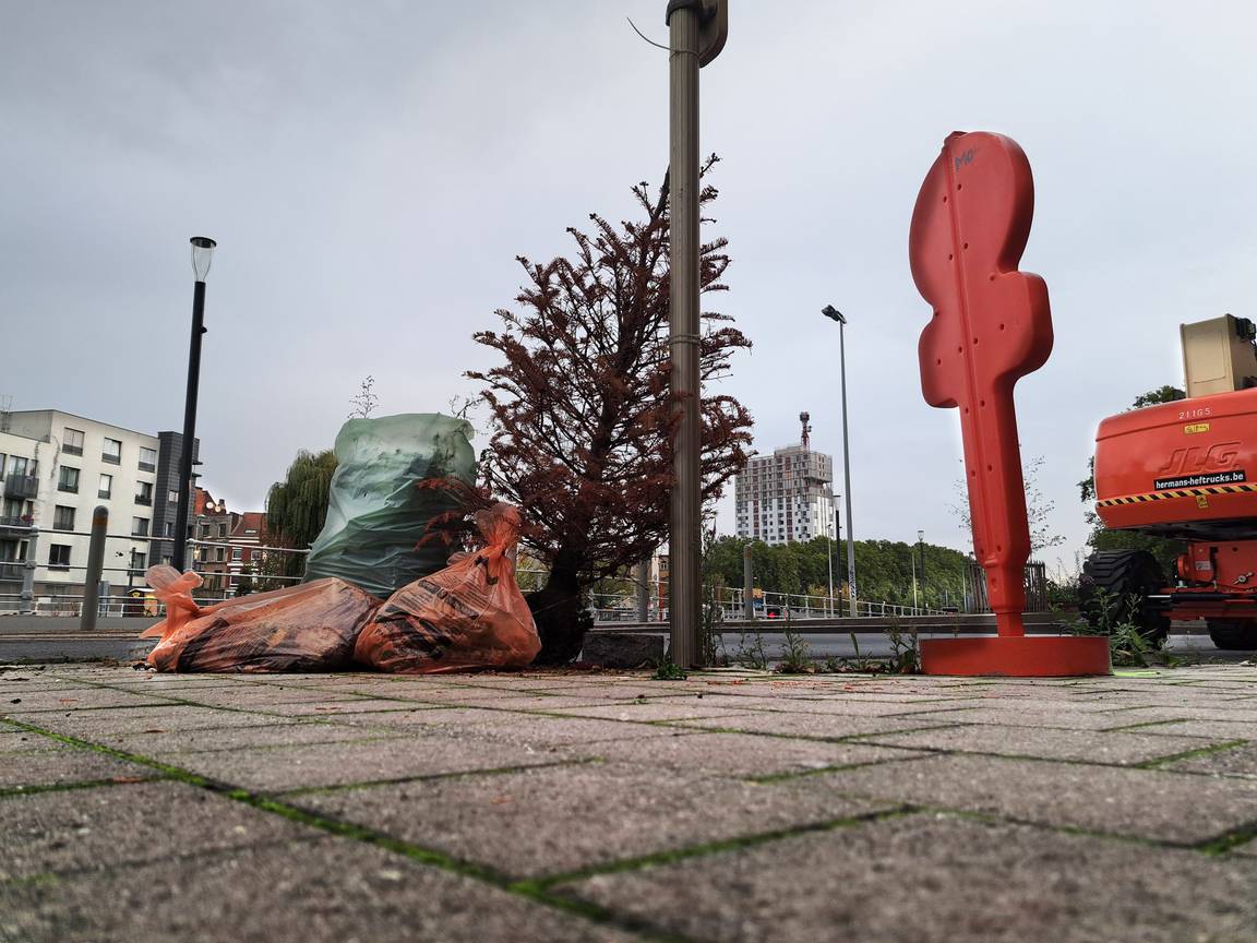 Afval sorteren in het Brussels gewest: de oranje zak voor het voedingsafval en de groene zak voor tuinafval