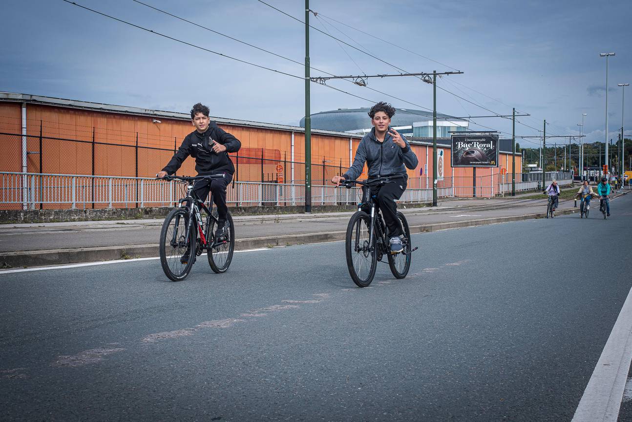 18 september 2022: fietsers op autoloze zondag op de Van Praetlaan bij Docks Bruxsel