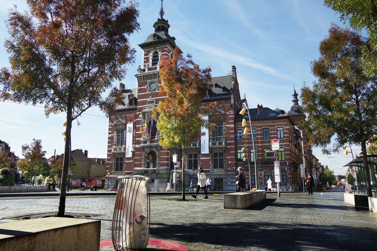 22 september 2022: het Raadsplein met het gemeentehuis van Anderlecht