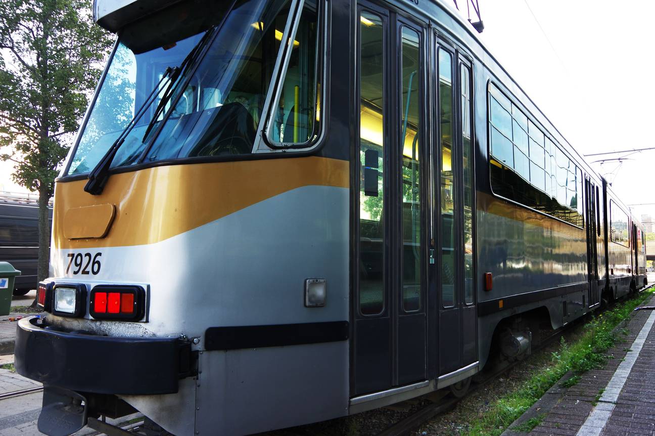 Een tram van de MIVB aan de halte aan de Paul-Henri Spaaklaan, naast het Zuidstation