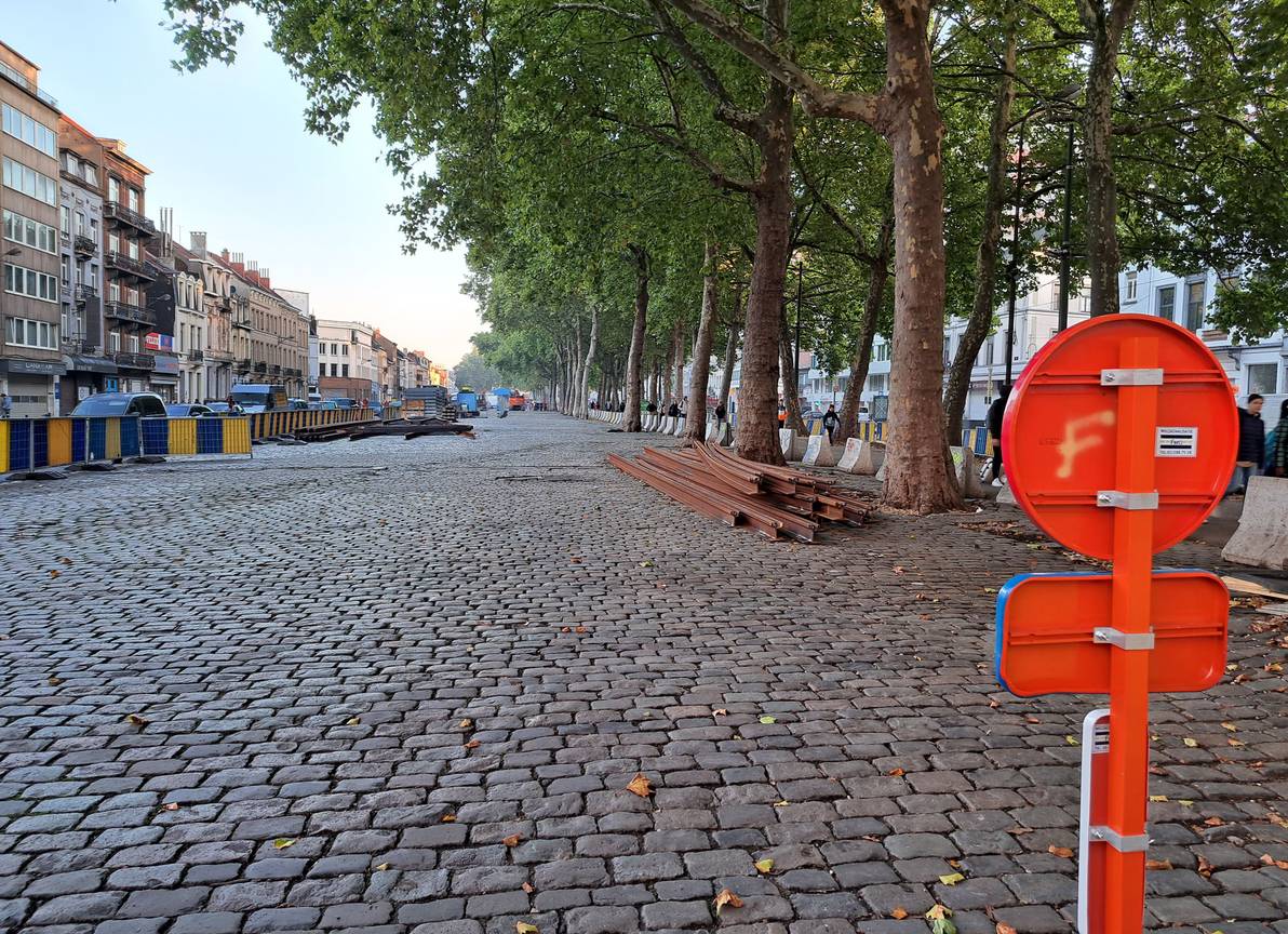 30 september 2022: de werf voor Metro 3 breidt uit naar de middenberm van de Poincarélaan en de 'Boulevard du peuple'