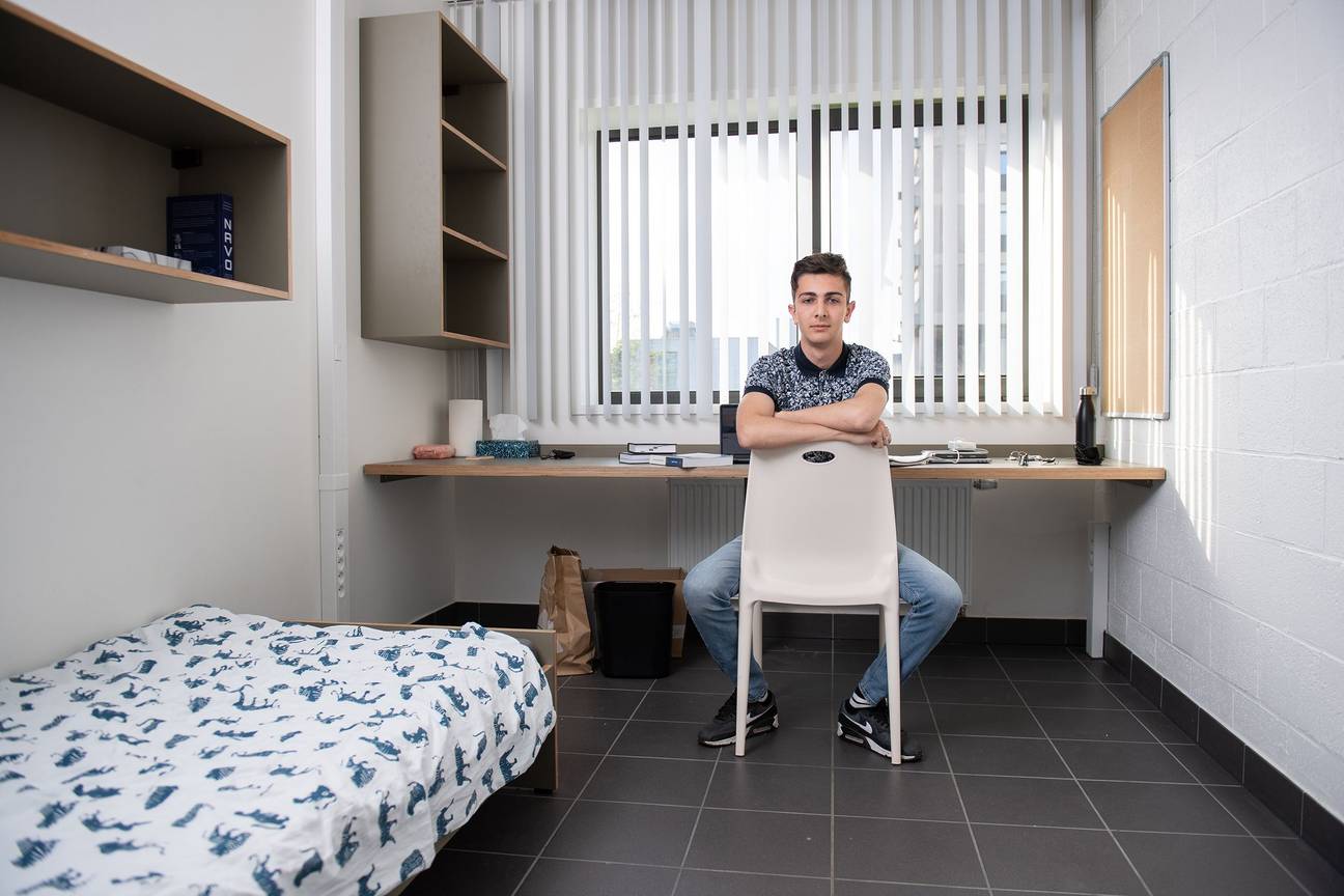 Student Suleyman Celik, op zijn kot op de de VUB-campus aan de Troimflaan