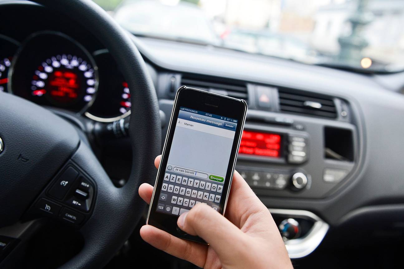 Bellen tijdens her rijden met de auto is verboden