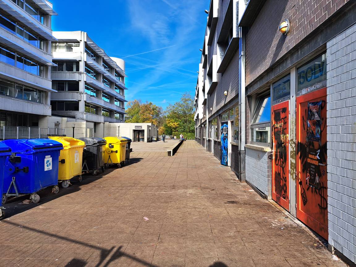 Grensoverschrijdend gedrag aan de VUB: de universiteit diende zelf klacht in tegen Solvay Kring, de vereniging van studenten Handelsingenieur, gehuisvest tussen gebouw Q en de bibliotheek op de campus aan de Triomflaan