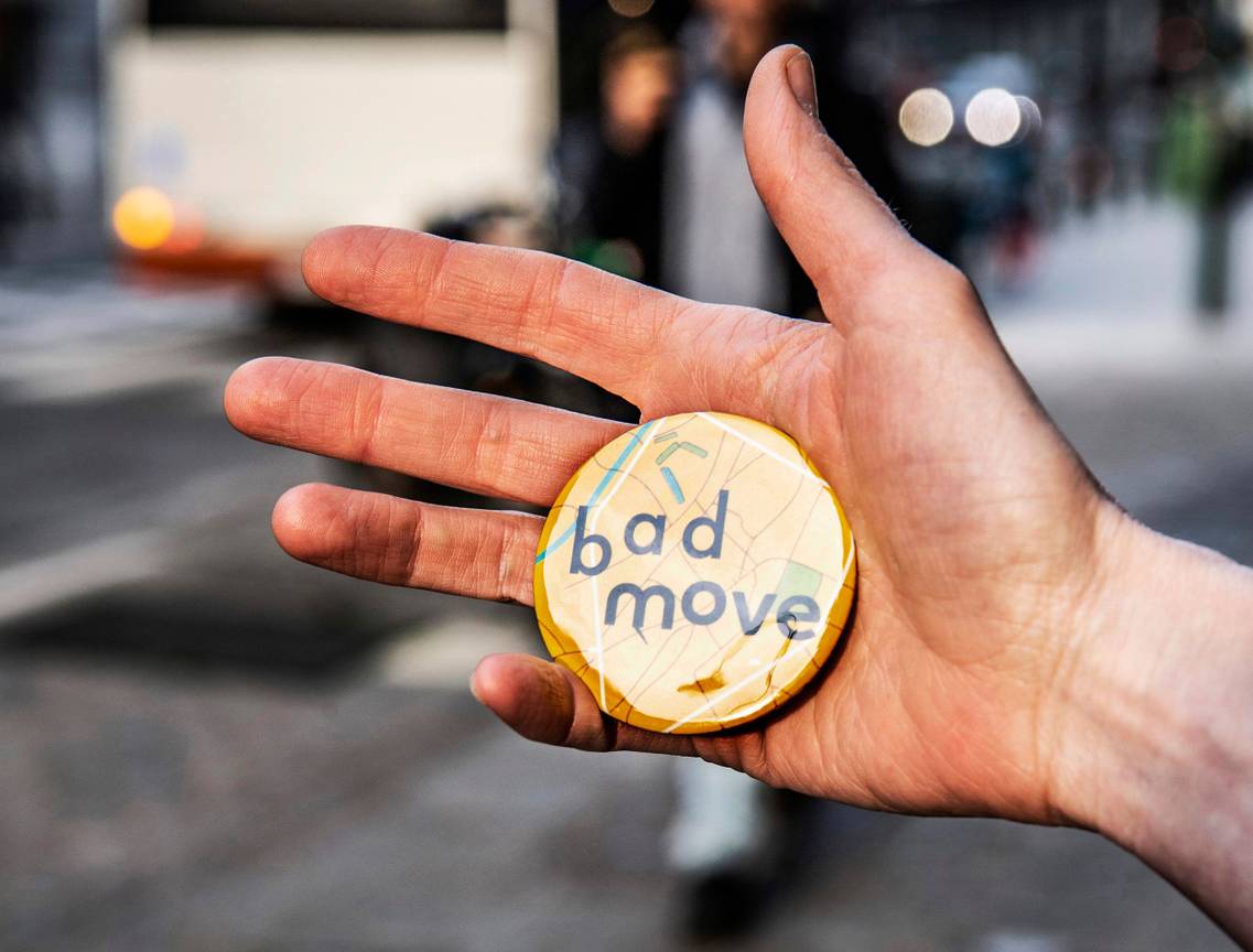 Ontwerpster Valerie Berckmans sluit haar winkel in de Arteveldestraat. Ze toont haar onvrede over Good Move met een badge "Bad Move"