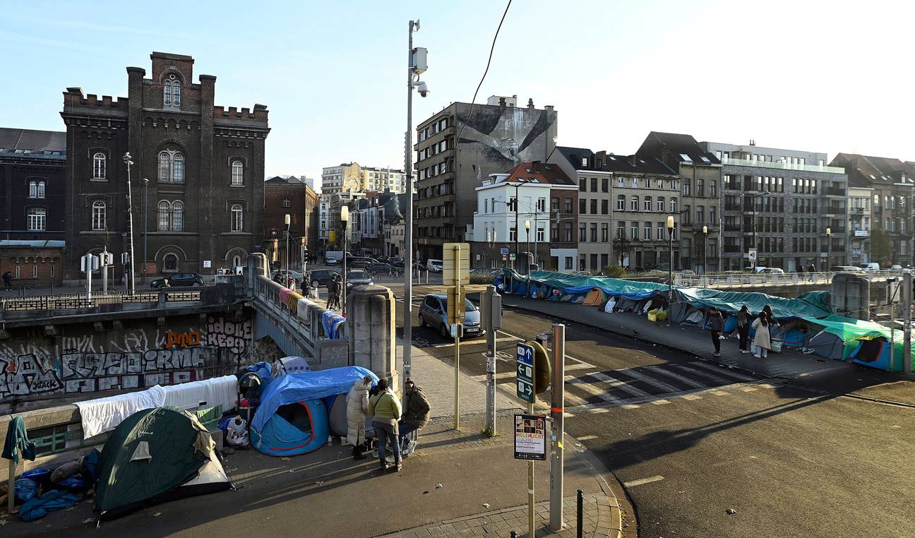 Asielzoekers daklozen in tentjes op de brug over het kanaal aan het Klein Kasteeltje