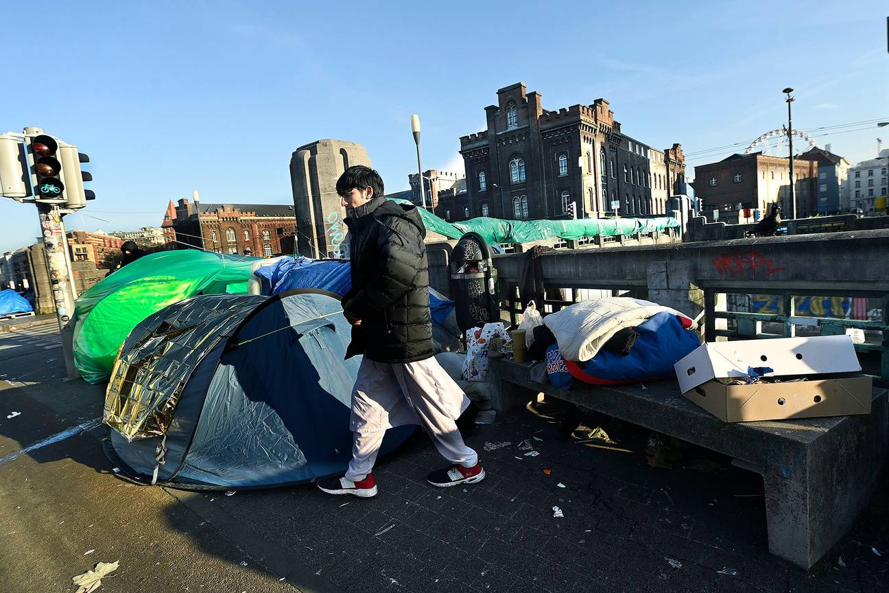 Asielzoekers daklozen in tentjes op de brug over het kanaal aan het Klein Kasteeltje