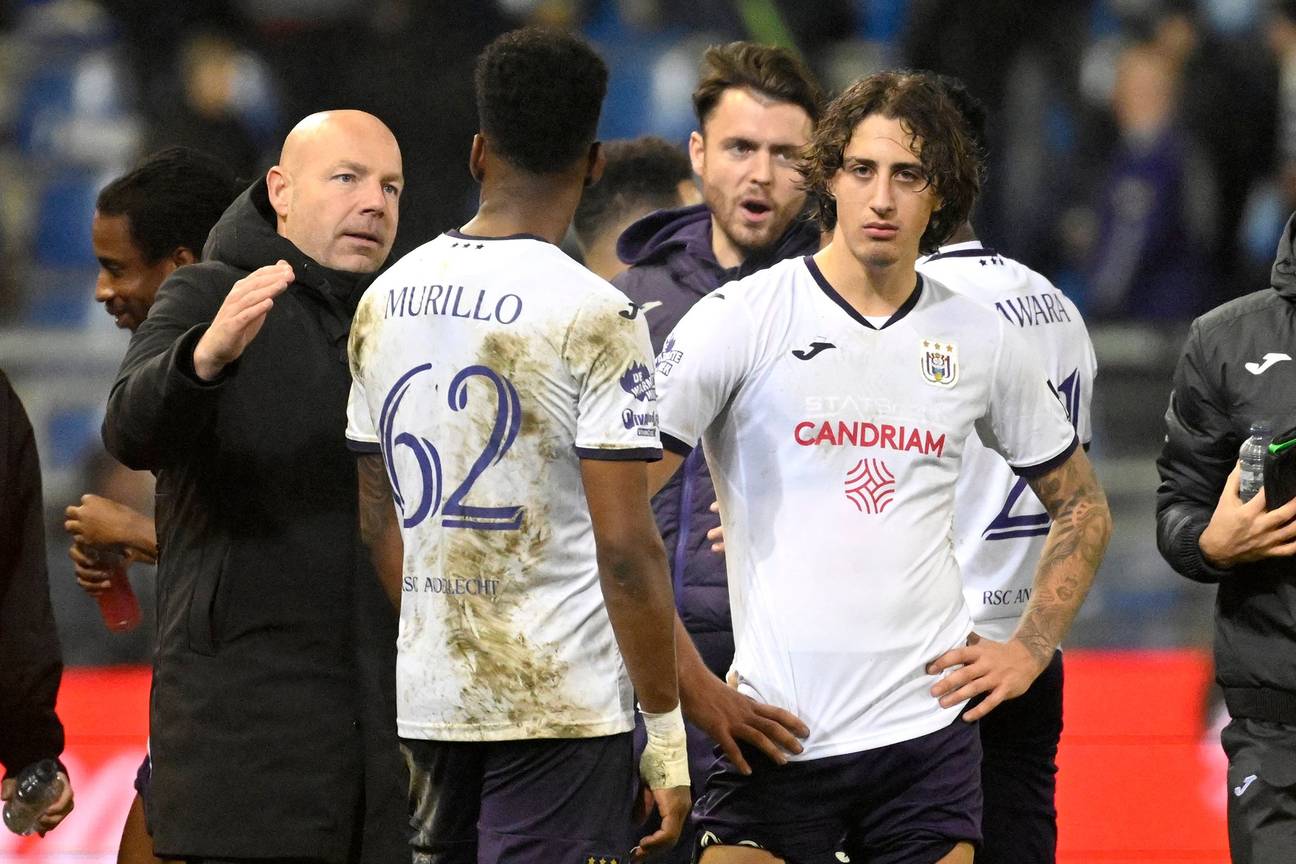 Hoofdtrainer Brian Riemer tijdens de door RSC Anderlecht tegen KRC Genk verloren bekerwedstrijd van 21 december 2022