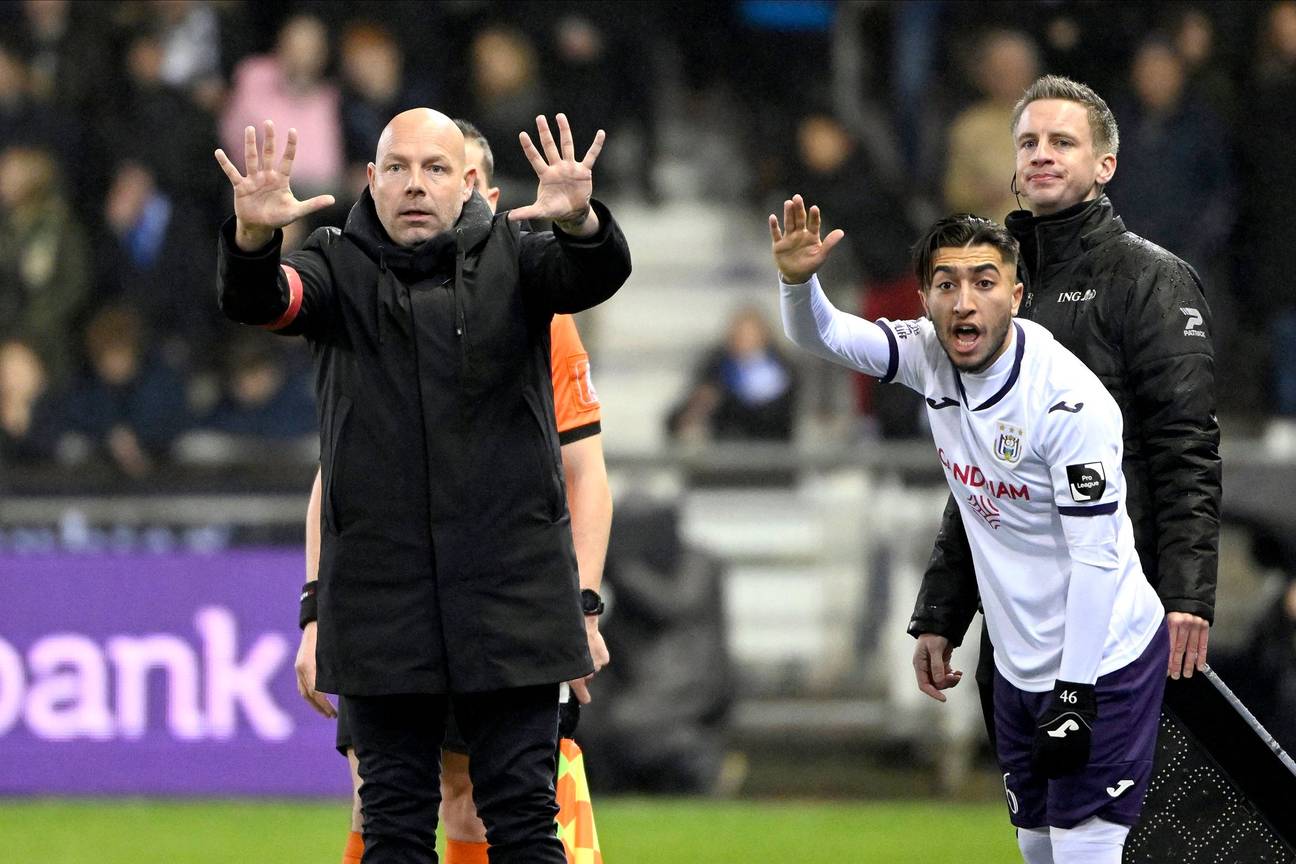 Hoofdtrainer Brian Riemer en speler Ait El Hadj tijdens de door RSC Anderlecht tegen KRC Genk verloren bekerwedstrijd van 21 december 2022