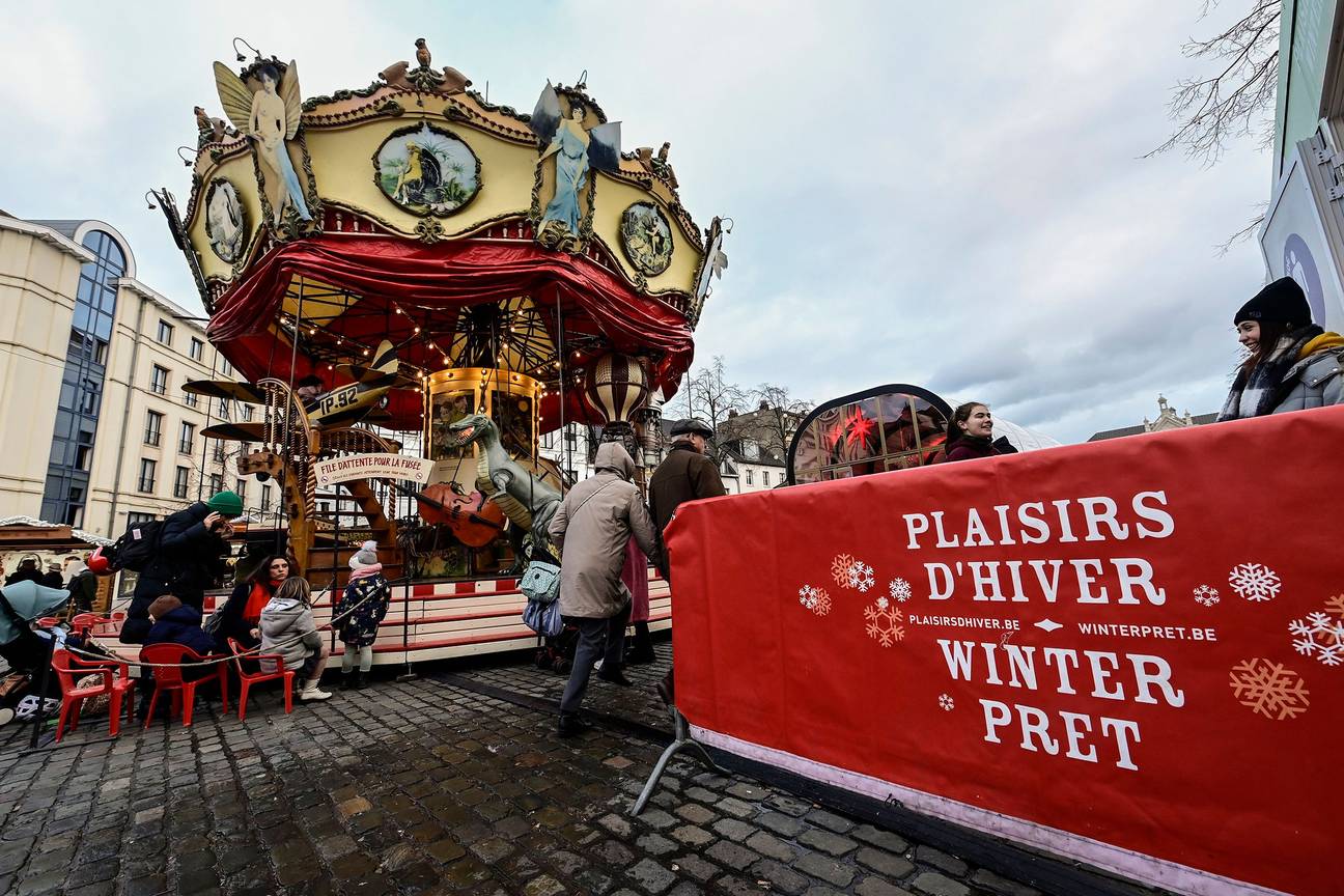 Winterpret/Plaisirs d'hiver in december 2022: de jaarlijkse kerstmarkt met de draaimolen op de Vismarkt