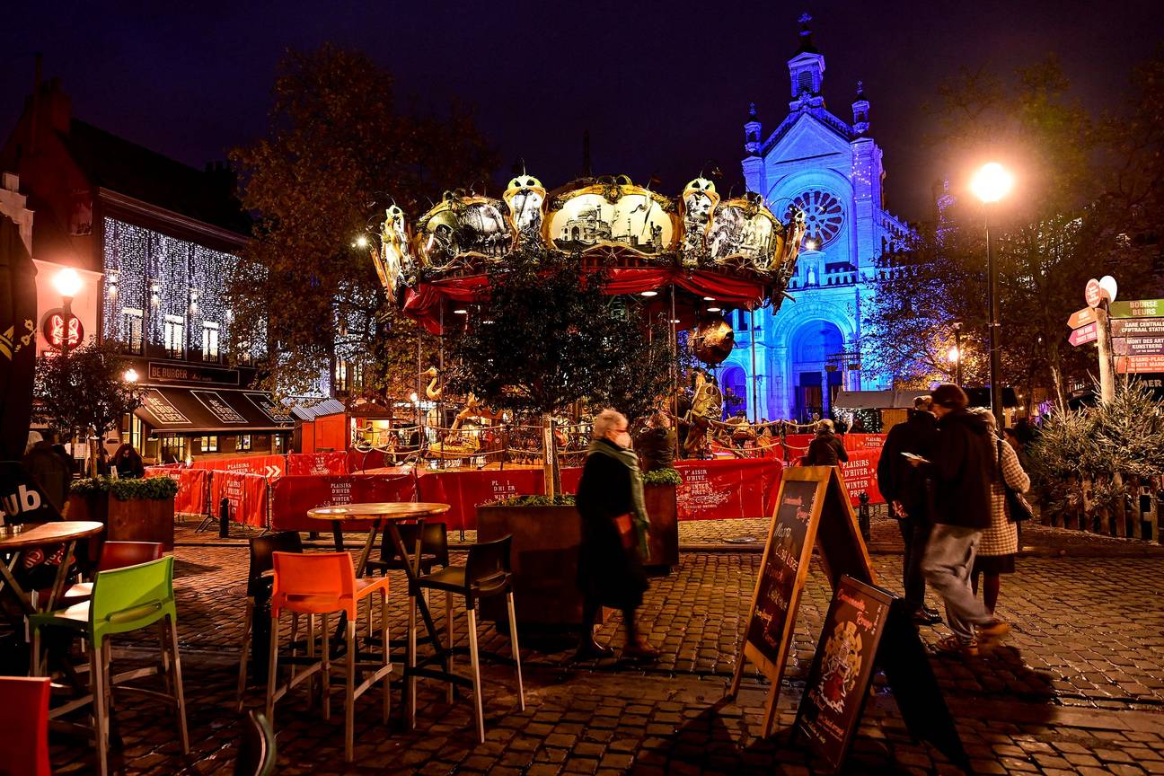 Winterpret/Plaisirs d'hiver in december 2022: de jaarlijkse kerstmarkt met de draaimolen op het Sint-Katelijneplein