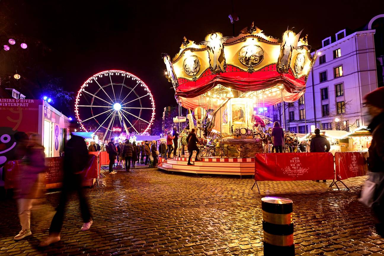 Winterpret/Plaisirs d'hiver in december 2022: de jaarlijkse kerstmarkt met de draaimolen op de Vismarkt