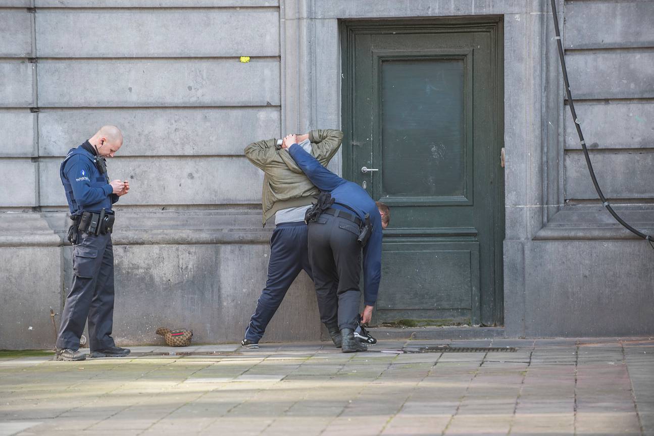 1829 ARCHIEF  arrestatie door politie 2