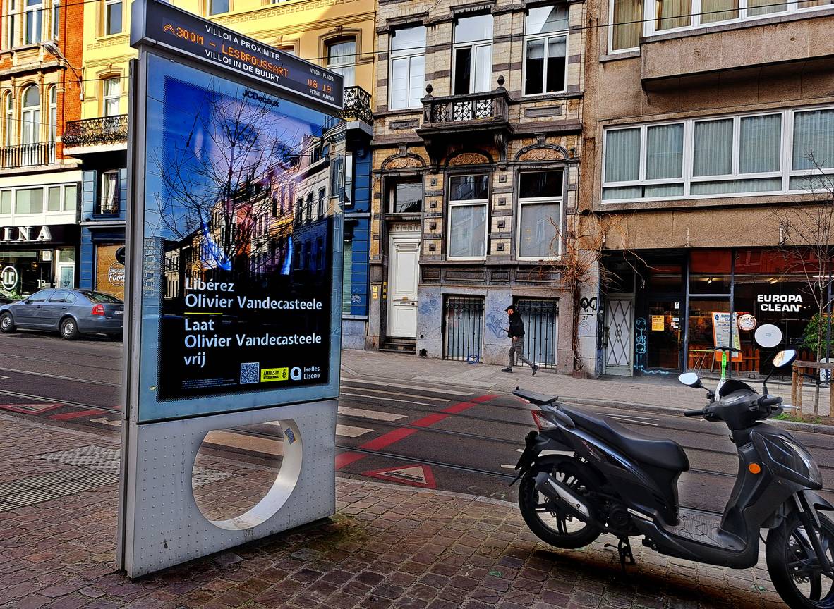 Februari 2023: affiches van Amnesty International in de Brusselse straten pleiten voor de vrijlating van voormailig NGO-medewerker Olivier Vandecasteele uit de gevangenis in Iran