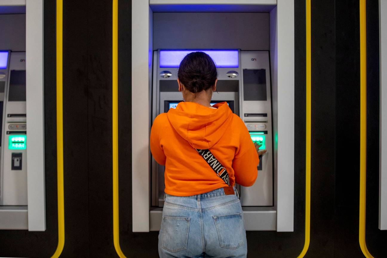 Een neutraal Bancontact-automaat van Batopin, een alliantie van commerciële banken, hier in Anderlecht