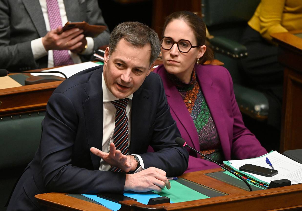 Eerste minister Alexander De Croo (Open VLD) en Nicole de Moor (CD&V ), staatsecretaris voor Asiel en Migratie, op 16 februari samen in de federale Kamer