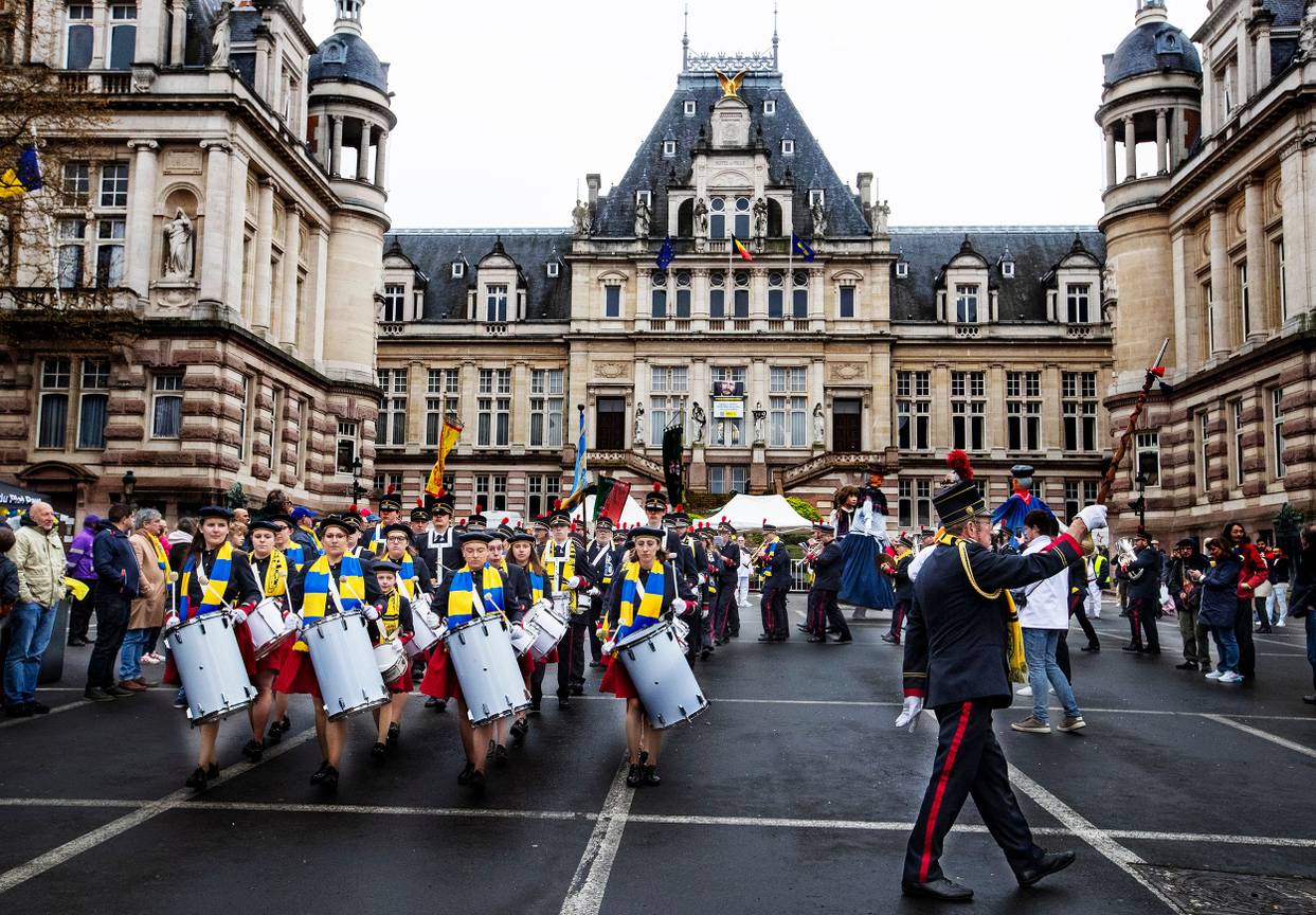 16 april 2023: Zwanze Parade ter gelegenheid van de 125ste verjaardag van voetbalclub Union Saint-Gilloise gemeentehuis Sint-Gillis