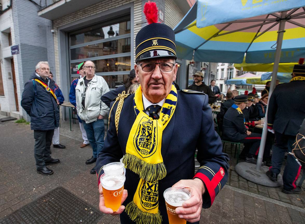 Zondag 16 april 2023: pintjes drinken na de Zwanze Parade ter gelegenheid van de 125ste verjaardag van voetbalclub Union Saint-Gilloise