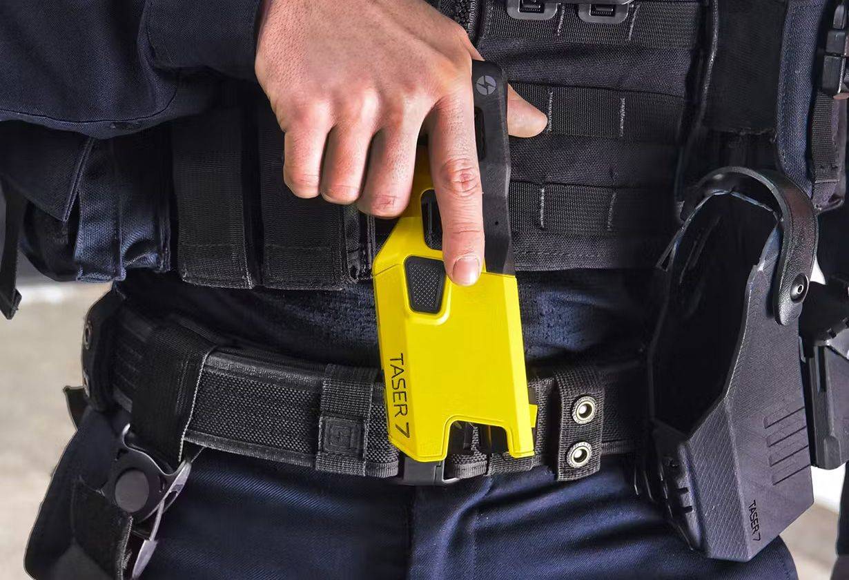 De Taser type 7, een stroomstootwapen van fabrikant Axon