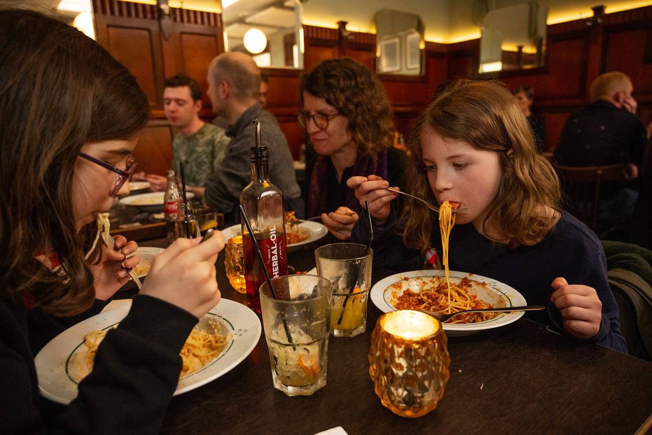 Café Monk: Fran en haar kinderen eten spaghetti.