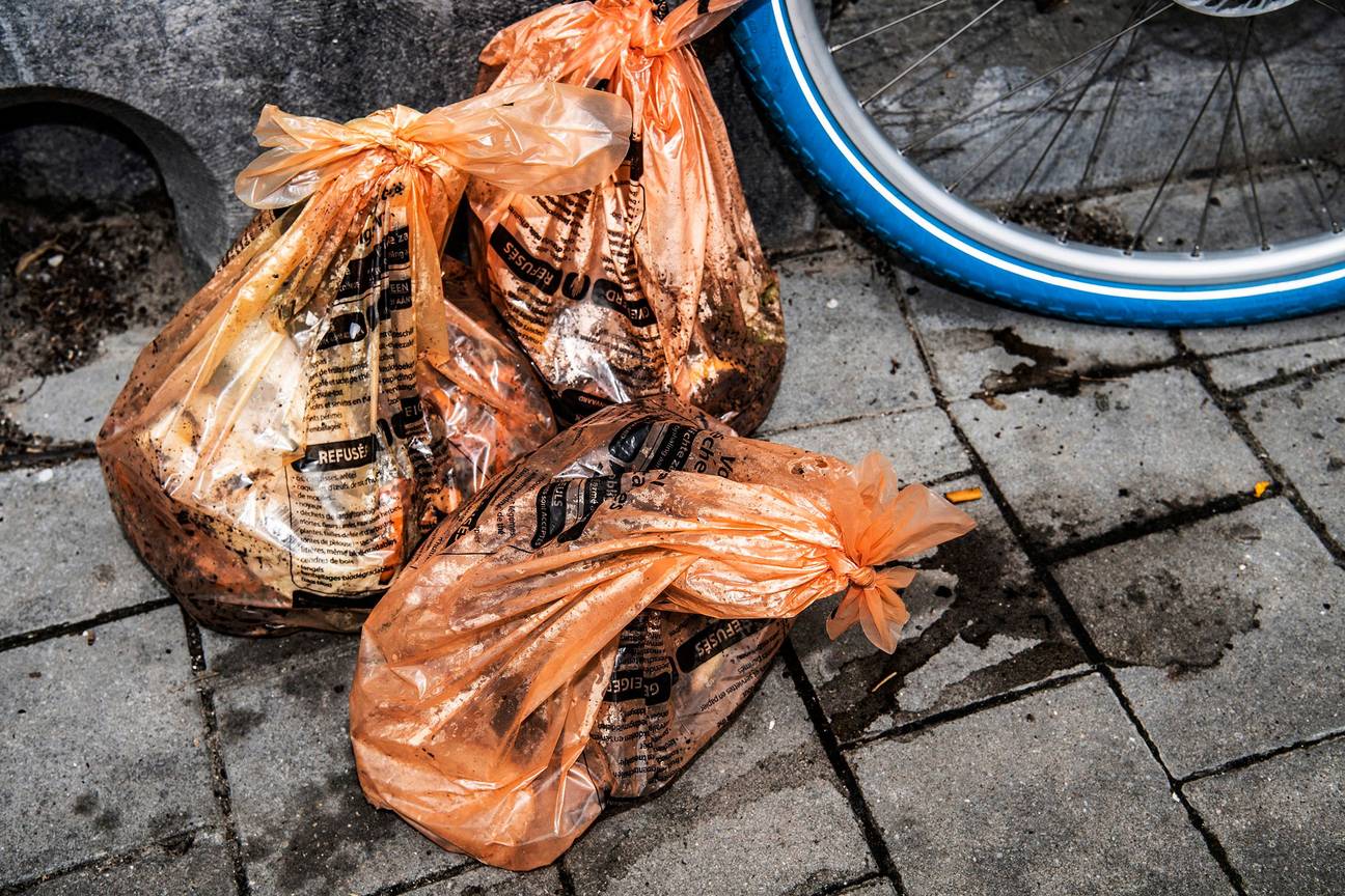 Verplicht sorteren van huisvuil: ophaling van de oranje zak met voedingsafval door Net Brussel