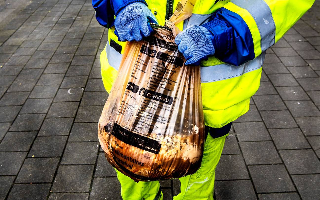 Verplicht sorteren van huisvuil: ophaling van de oranje zak met voedingsafval door Net Brussel