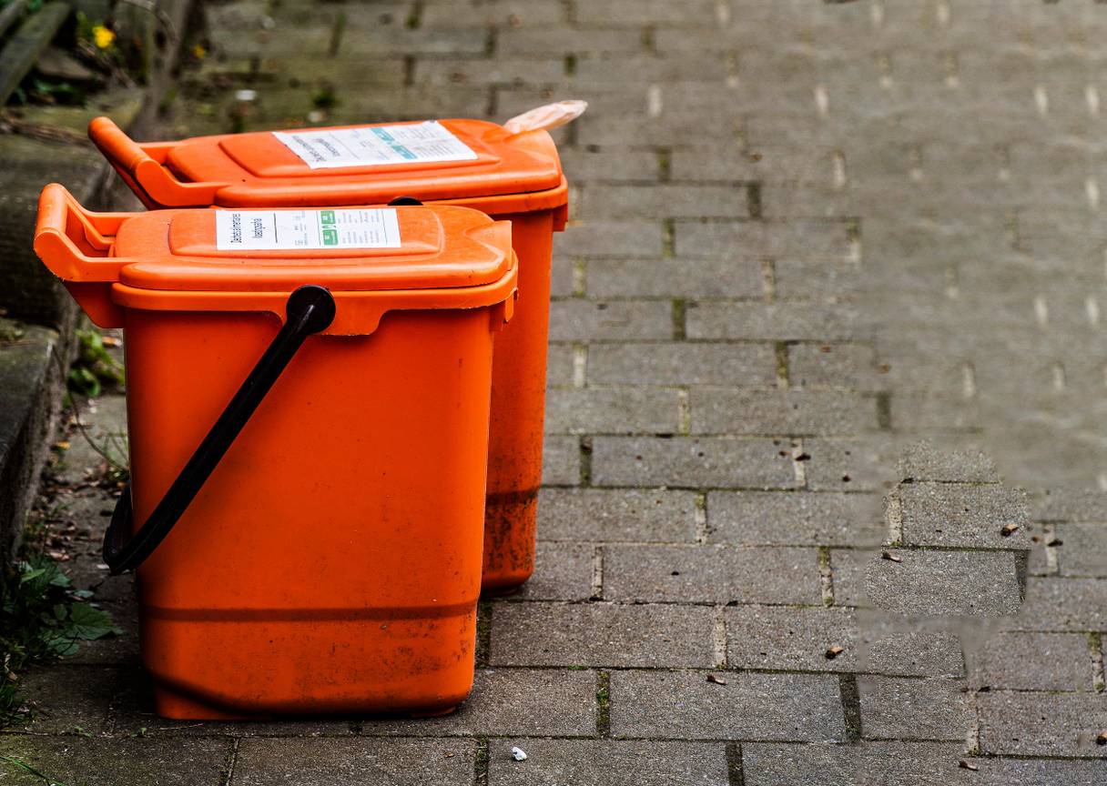 Verplicht sorteren van huisvuil: ophaling van de oranje zak/oranje container met voedingsafval door Net Brussel.