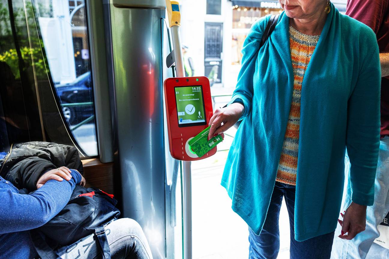 Valideren met een MOBIB-kaart op het netwerk van de MIVB voor openbaar vervoer in Brussel