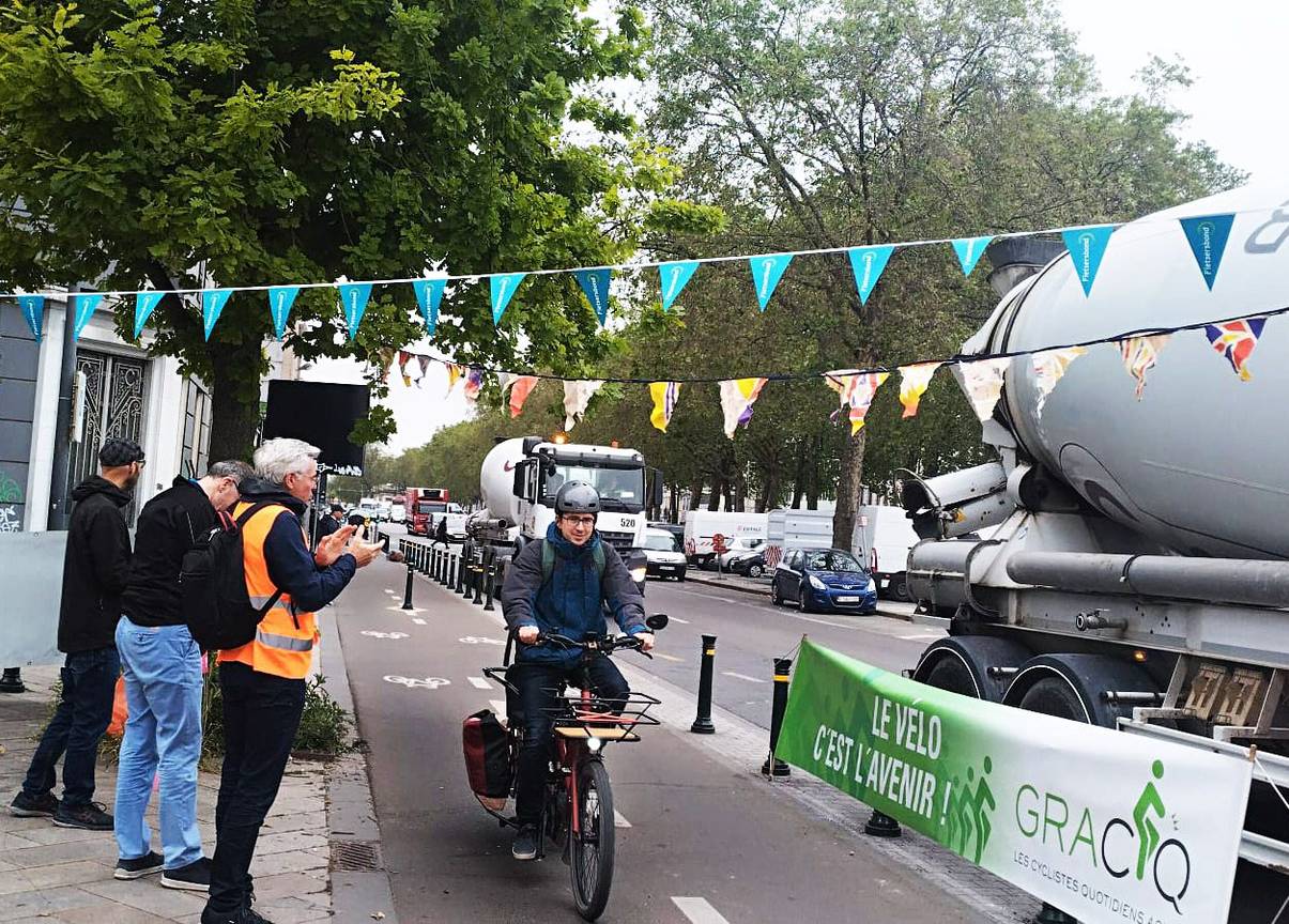 2 juni 2023: nationale applausdag voor fietsers, hier langs het gescheiden fietspad op de Kleine Ring, ter hoogte van de Luchtvaartsquare