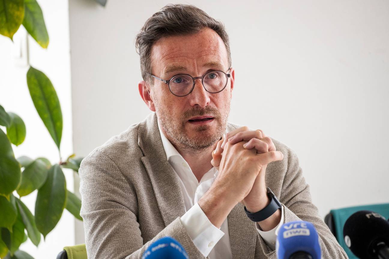 Pascal Smet (onebrussels-Vooruit) tijdens de persconferentie van 18 juni 2023 waarop hij zijn ontslag als staatssecretaris aanbiedt