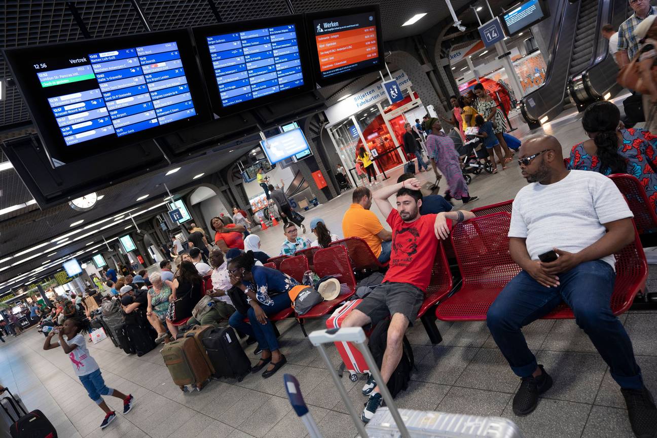 Drukte in de centrale hal in het Zuidstation