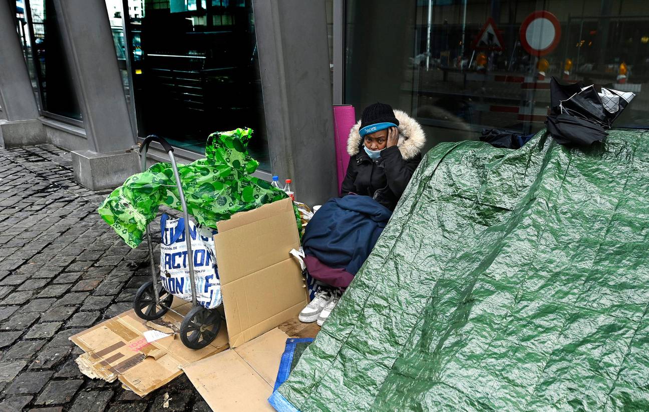 Een dakloze vrouw aan het Zuidstation