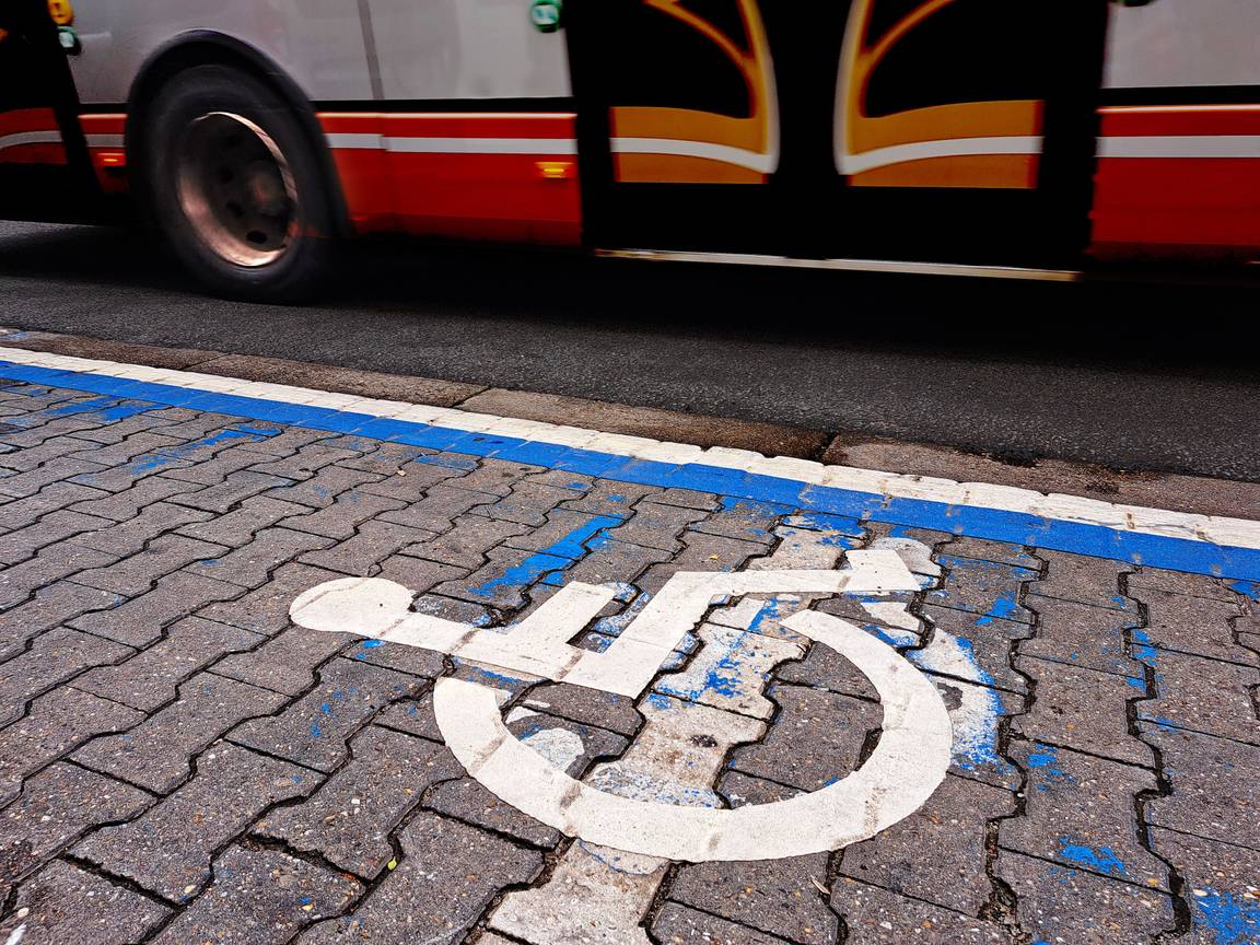 Een parkeerplaats, voorbehouden voor mindervaliden op de Elsensesteenweg