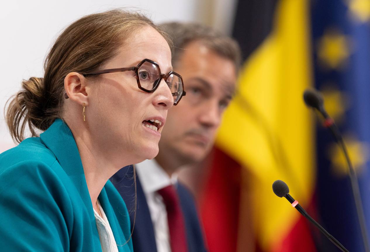 Nicole de Moor (CD&V), staatssecretaris voor Asiel en Migratie, naast Eerste minister Alexander De Croo