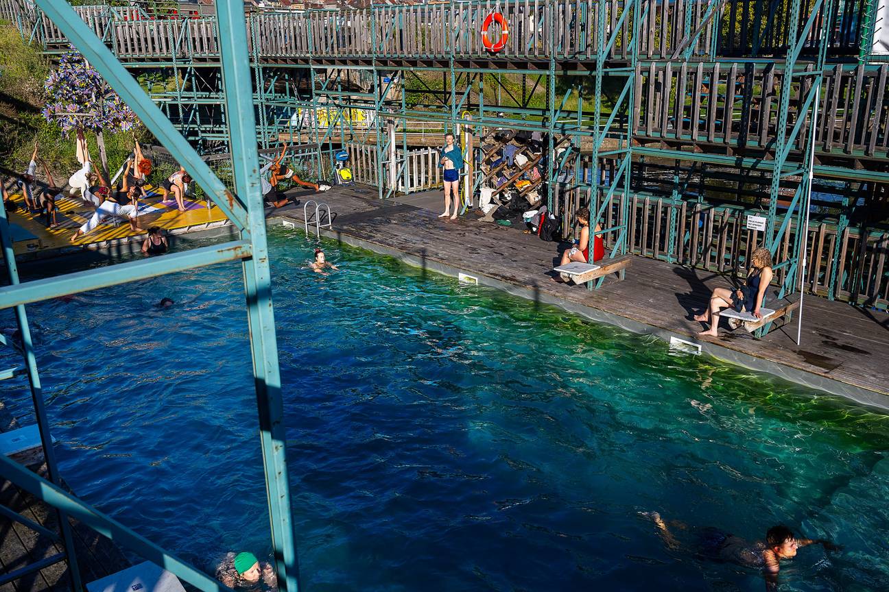 Hittegolf in Brussel, september 2023: Flow, openluchtzwembad aan het kanaal in Anderlecht, met yogales aan de rand van het water