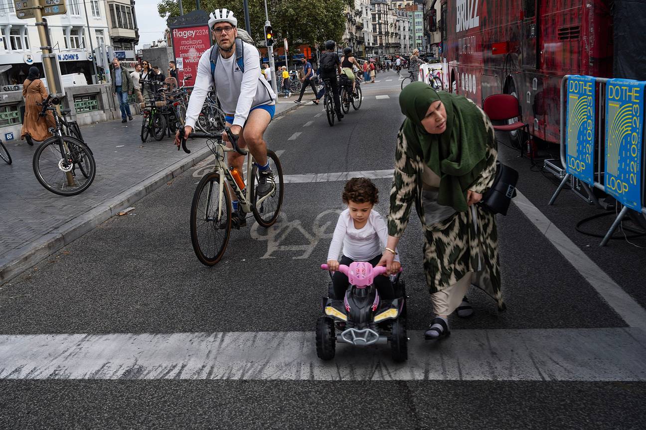 Autoloze zondag op 17 september 2023: de BRUZZ-bus aan de Vlaamsepoort.