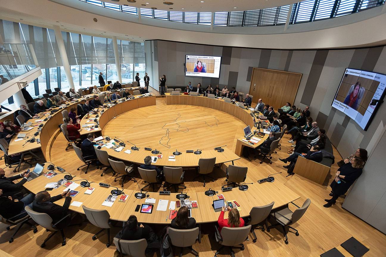 Gemeenteraad Brussel-Stad in het nieuwe Brucity-gebouw.