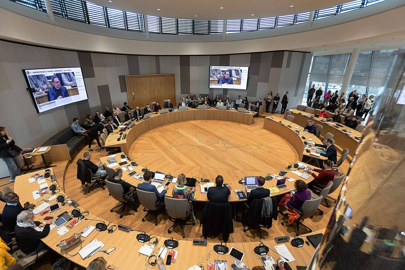 De eerste gemeenteraad van Brussel-Stad in het fonkelnieuwe Brucity-gebouw