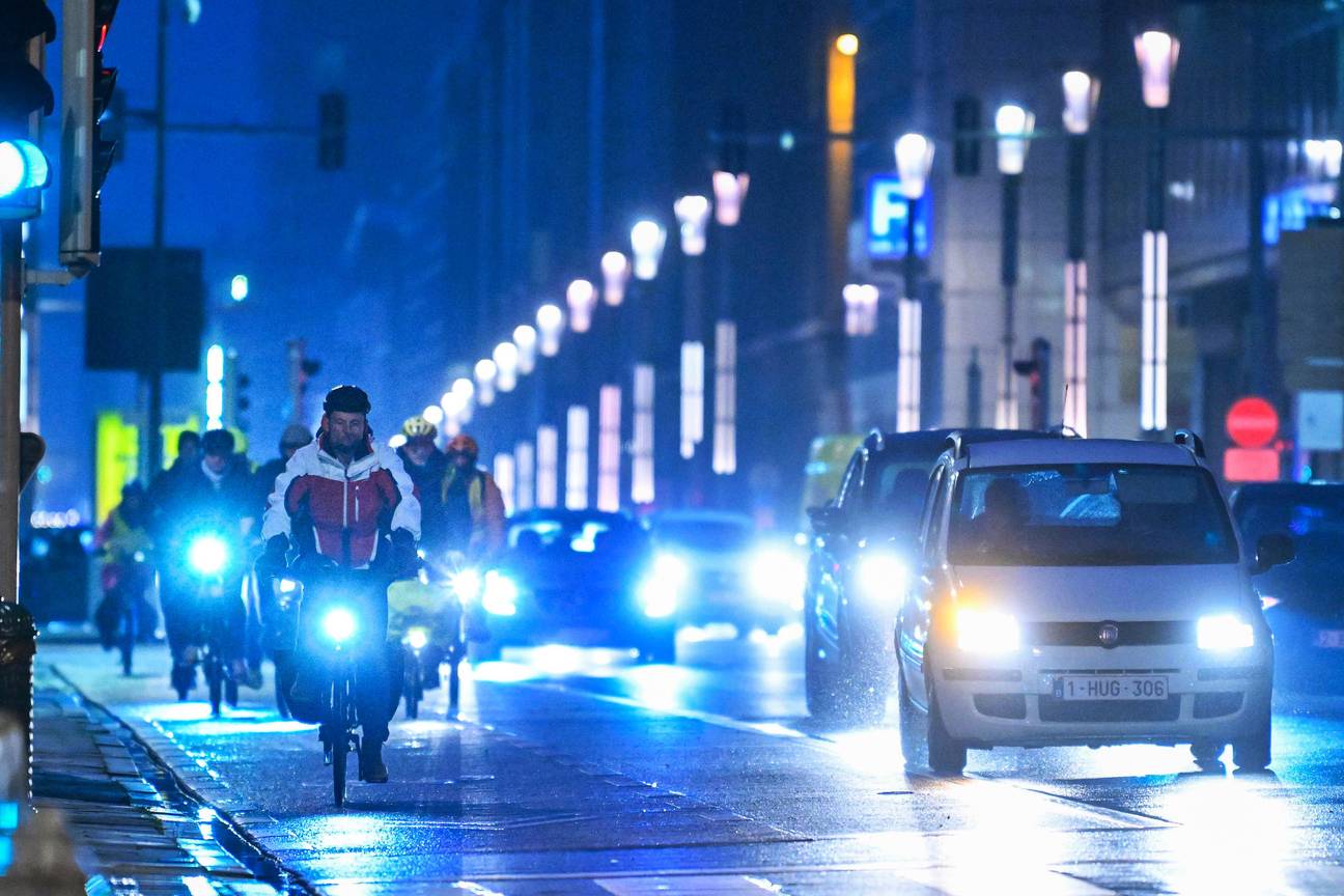 Verkeersveilghied: fietsers, in het donker, maar met goed zichtbare fietsverlichting en fietshelm in de Wetstraat