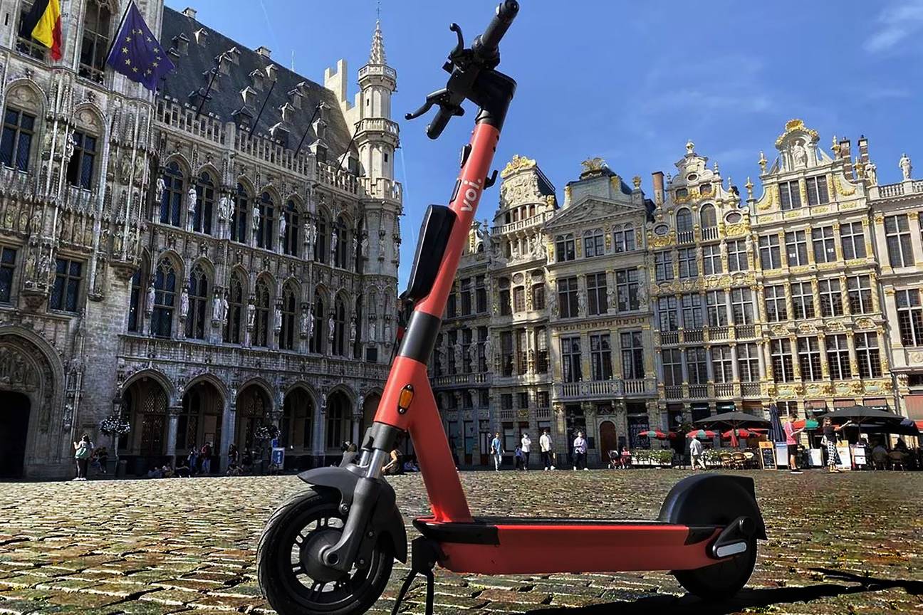 Voi, elektrische deelstep op de Grote Markt